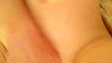 MILF mamãe Nicole brincando com a buceta peituda