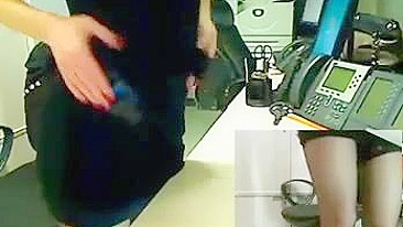 Loira Gostosa Se Masturbando Caseira no Escritório de Meia e Webcam