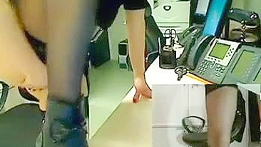 Loira Gostosa Se Masturbando Caseira no Escritório de Meia e Webcam