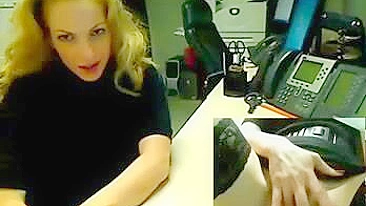 Loira Gostosa Se Masturbando Caseira no Escritório de Meia e Webcam