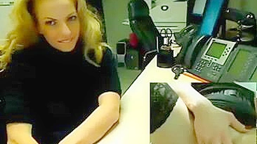 Loira Gostosa Se Masturbando Caseira no Escritório de Meia e Webcam