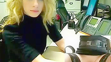 Loira Gostosa Se Masturbando Caseira no Escritório de Meia e Webcam