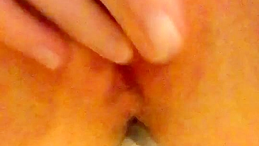 Orgasmo Caseiro com Buceta Apertada e Selfie Depilada
