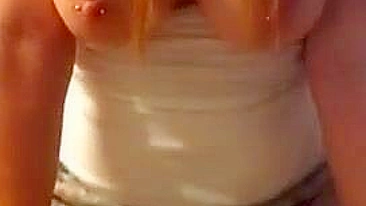 Loira peituda amadora se masturbando com vibrador e selfies