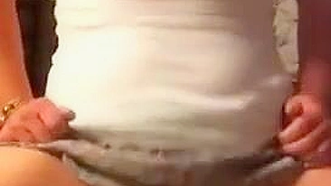 Loira peituda amadora se masturbando com vibrador e selfies