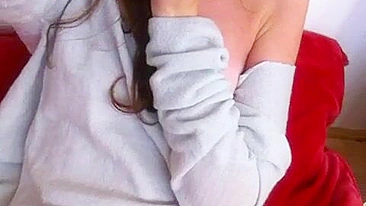 Morena Amadora Dedando a Buceta Caseira com Peitinhos Pequenos