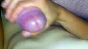 Mania de Masturbação Mini - Morena Magrinha Dedando a Buceta e Punhetando Pau!