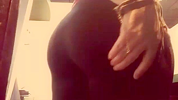 Loira Gordinha Amadora Goza em Masturbação Caseira em Público