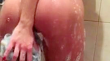 Gata se Masturbando com Peitões e Bunda Apertada no Chuveiro