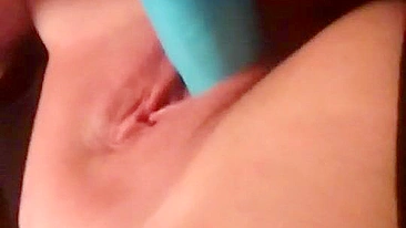 Loira Amadora se Masturbando com Consolo na Buceta Apertada - Selfie Quente