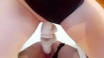 Loira Cavalgando Consolo e Gemendo até Gozar com Brinquedos