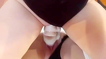 Loira Cavalgando Consolo e Gemendo até Gozar com Brinquedos