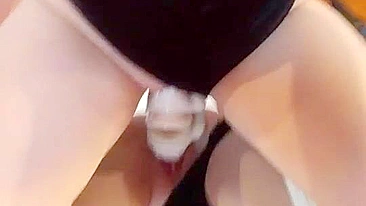 Loira Cavalgando Consolo e Gemendo até Gozar com Brinquedos