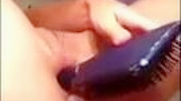 Novinha de Peitinhos Pequenos se Masturba com DP e Brinquedo Anal