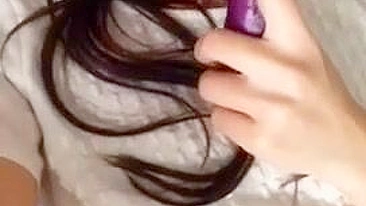 Asiática Magrinha Gozando com Consolo na Masturbação Caseira