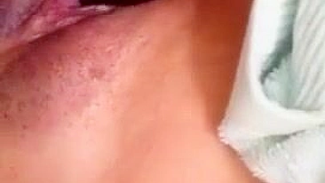 Asiática Magrinha Gozando com Consolo na Masturbação Caseira