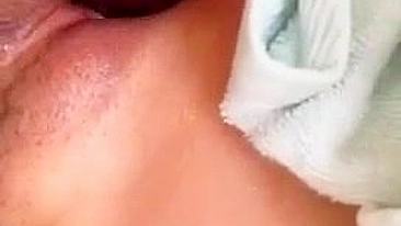 Asiática Magrinha Gozando com Consolo na Masturbação Caseira