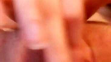 Nerd Gostosa se Masturbando - Bucetona Gorda em Vídeo Caseiro Amador