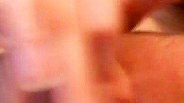 Nerd Gostosa se Masturbando - Bucetona Gorda em Vídeo Caseiro Amador