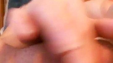 Nerd Gostosa se Masturbando - Bucetona Gorda em Vídeo Caseiro Amador