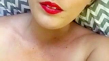 Milla Gozando em Casa com Moreninha Magra e Peitinhos Pequenos