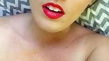 Milla Gozando em Casa com Moreninha Magra e Peitinhos Pequenos