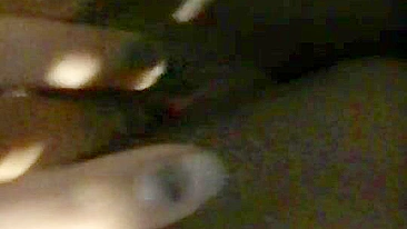 Ébano amadora dedando a buceta raspada em selfie quente