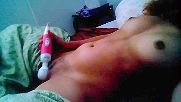 Magrinha Amadora em Selfies Caseiros se Masturbando com Peitinhos e Gozadas