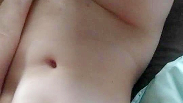 Namorada Amadora Se Masturba com Dedos e Esfrega a Buceta em Casa