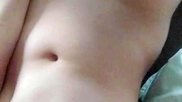 Namorada Amadora Se Masturba com Dedos e Esfrega a Buceta em Casa