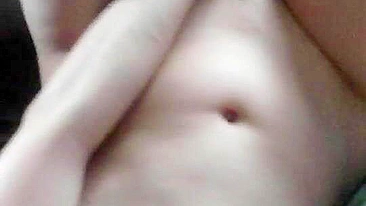Namorada Amadora Se Masturba com Dedos e Esfrega a Buceta em Casa