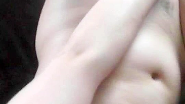 Namorada Amadora Se Masturba com Dedos e Esfrega a Buceta em Casa