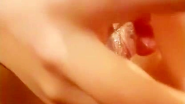 Esposa Amadora Enche Buceta Apertada com Consolo Gigante na Masturbação