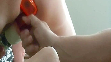 MILF mamãe enfiando plug no cu e vibrador Hitachi na masturbação!