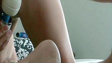 MILF mamãe enfiando plug no cu e vibrador Hitachi na masturbação!