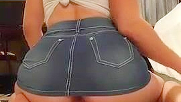 De Saia Cavalgando e se Masturbando com Consolo em Pornô Amador