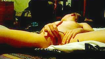 Magrinha Amadora de Peitinhos Se Masturba Até Gozar