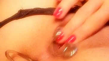 Masturbação no cuzinho apertado com contas anais e dildos