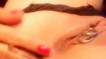 Masturbação no cuzinho apertado com contas anais e dildos