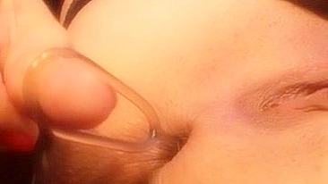 Masturbação no cuzinho apertado com contas anais e dildos