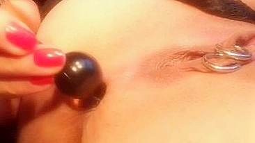 Masturbação no cuzinho apertado com contas anais e dildos