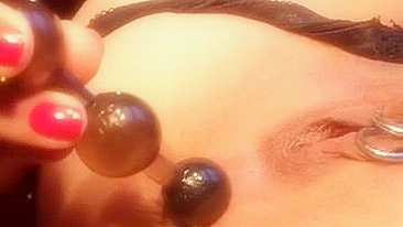 Masturbação no cuzinho apertado com contas anais e dildos