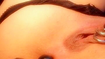 Masturbação no cuzinho apertado com contas anais e dildos
