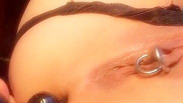 Masturbação no cuzinho apertado com contas anais e dildos
