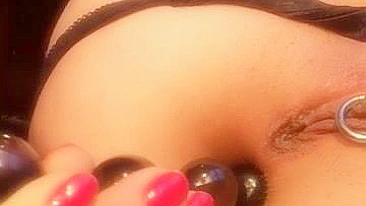 Masturbação no cuzinho apertado com contas anais e dildos