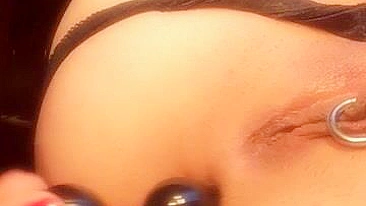 Masturbação no cuzinho apertado com contas anais e dildos