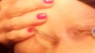 Masturbação no cuzinho apertado com contas anais e dildos