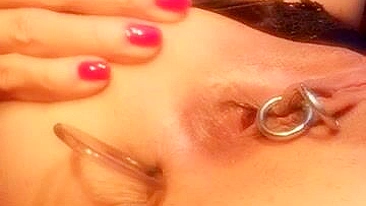 Masturbação no cuzinho apertado com contas anais e dildos