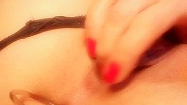 Masturbação no cuzinho apertado com contas anais e dildos