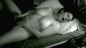 MILF se masturbando com dildo até gozar - pornô BBW